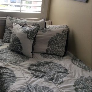 Full size comforter with 2 shams